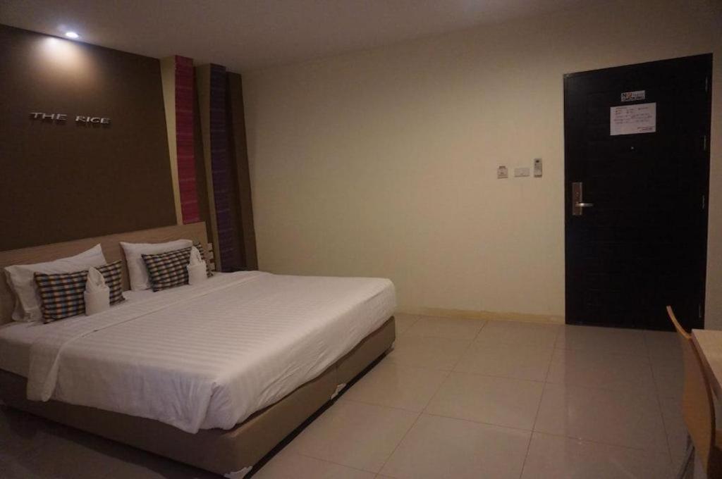 The Rice Hotel Roi Et Esterno foto
